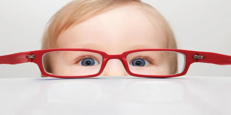 علائم انحراف چشم در کودکان